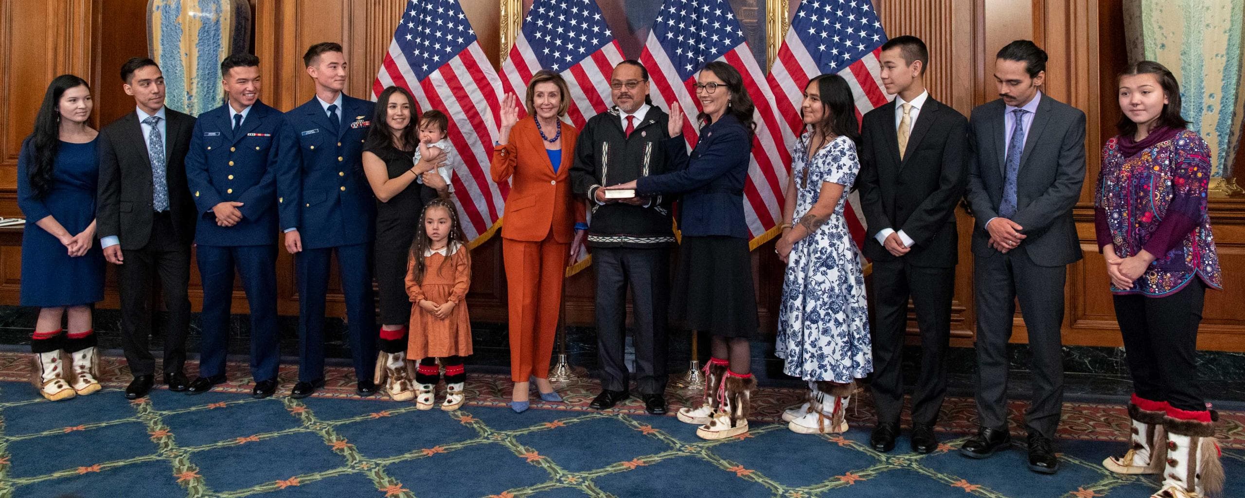 Mary Peltola, a la derecha de Nancy Pelosi, presta juramento para la Cámara de Representantes con familiares presentes en septiembre de 2022.
