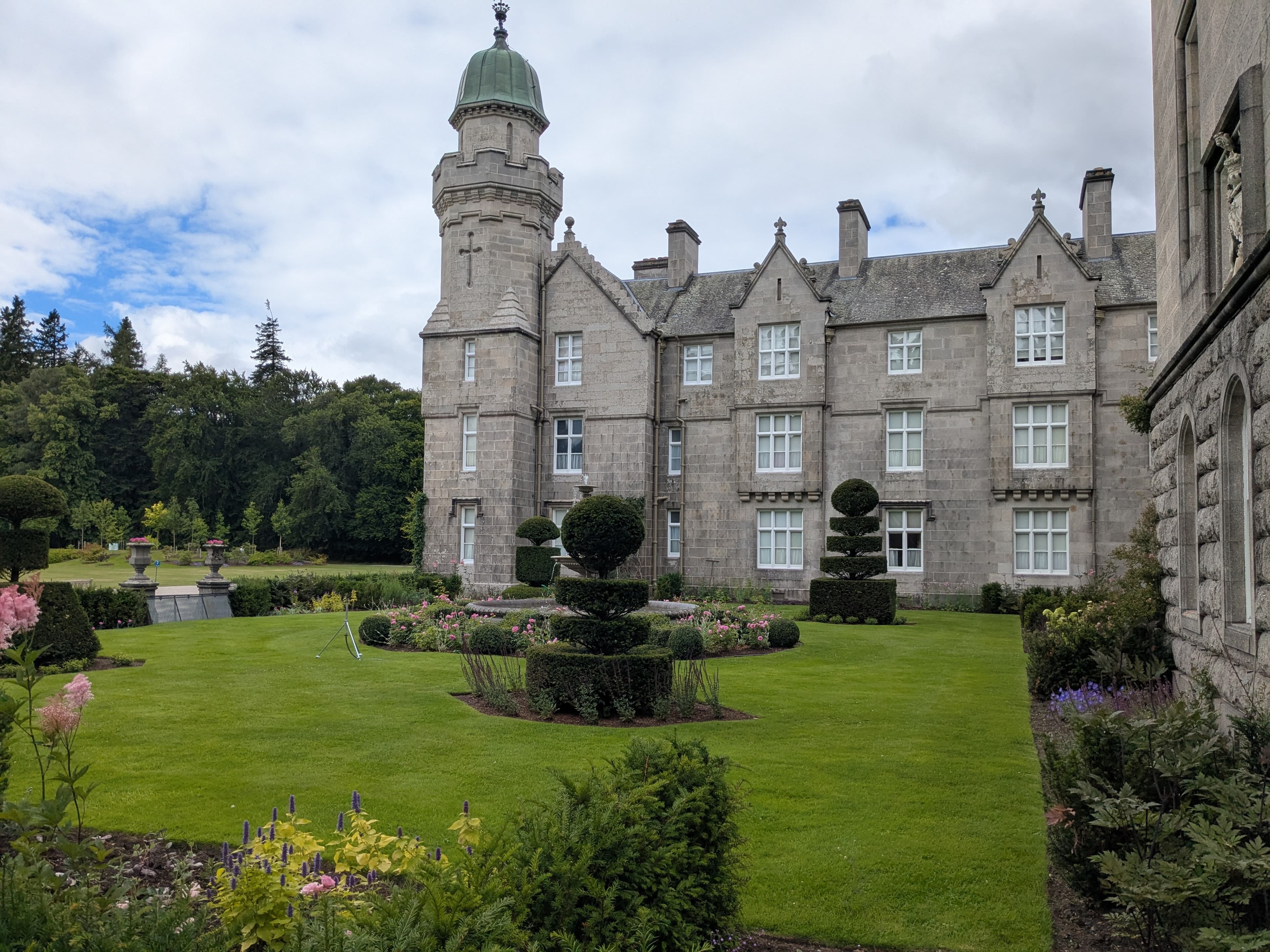 El castillo de Balmoral y su jardín delantero en Escocia, fotografiados el 28 de julio de 2025.