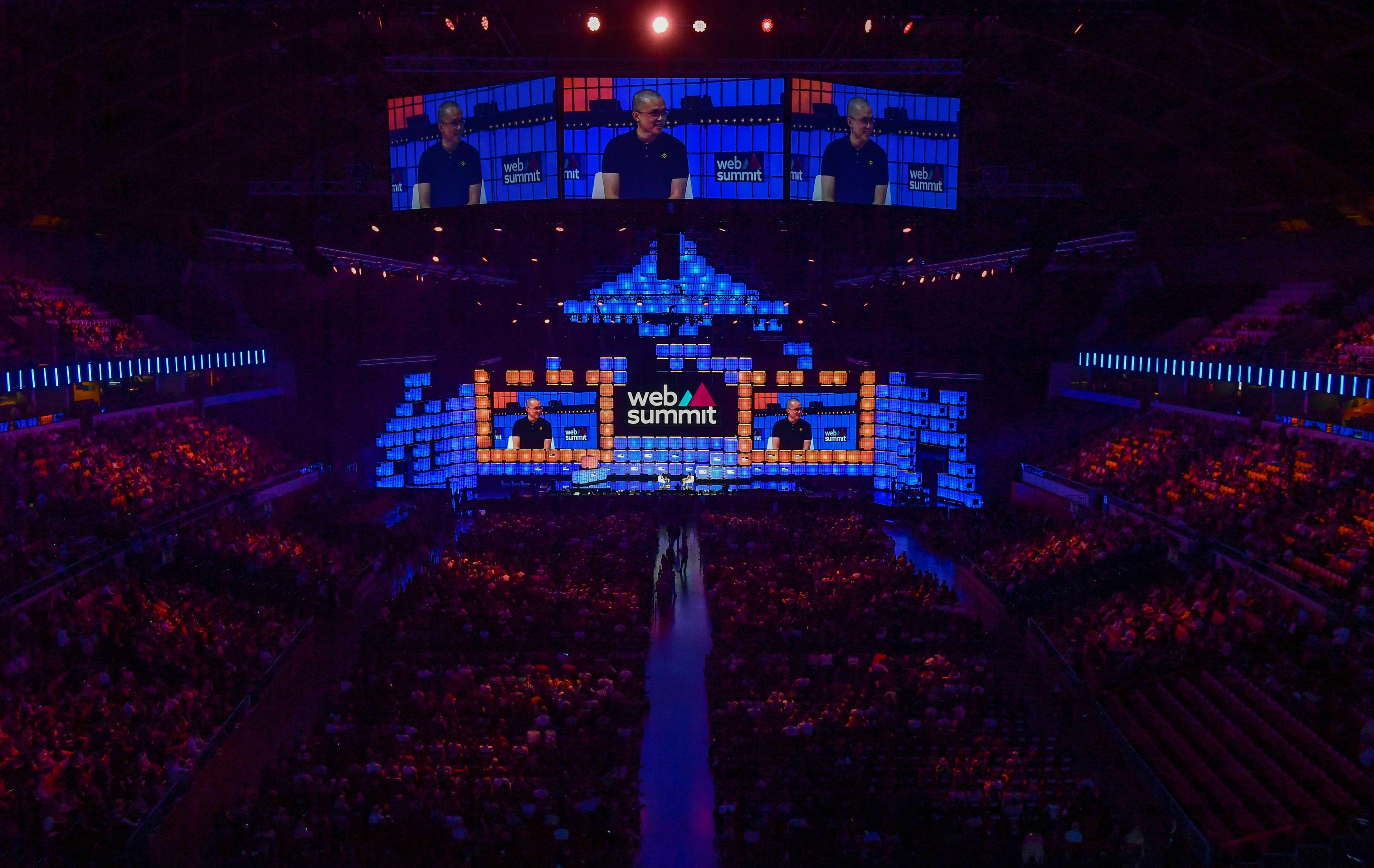 Vista general de la inauguración de Web Summit en Lisboa, con el cofundador de Binance Changpeng Zhao en las pantallas, el 1 de noviembre de 2022.