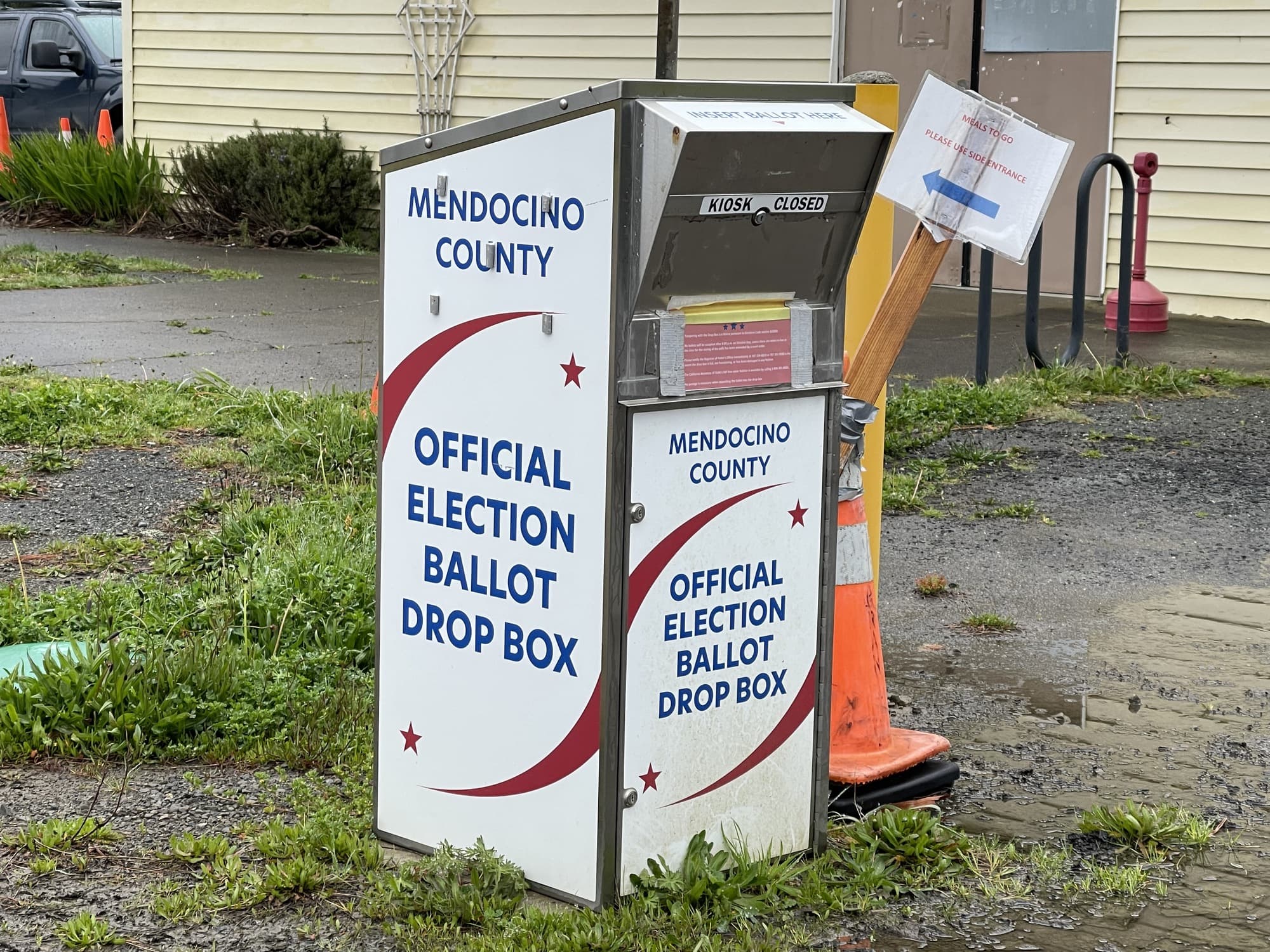 Un buzón oficial para boletas electorales del condado de Mendocino junto a una calle de Point Arena, California.