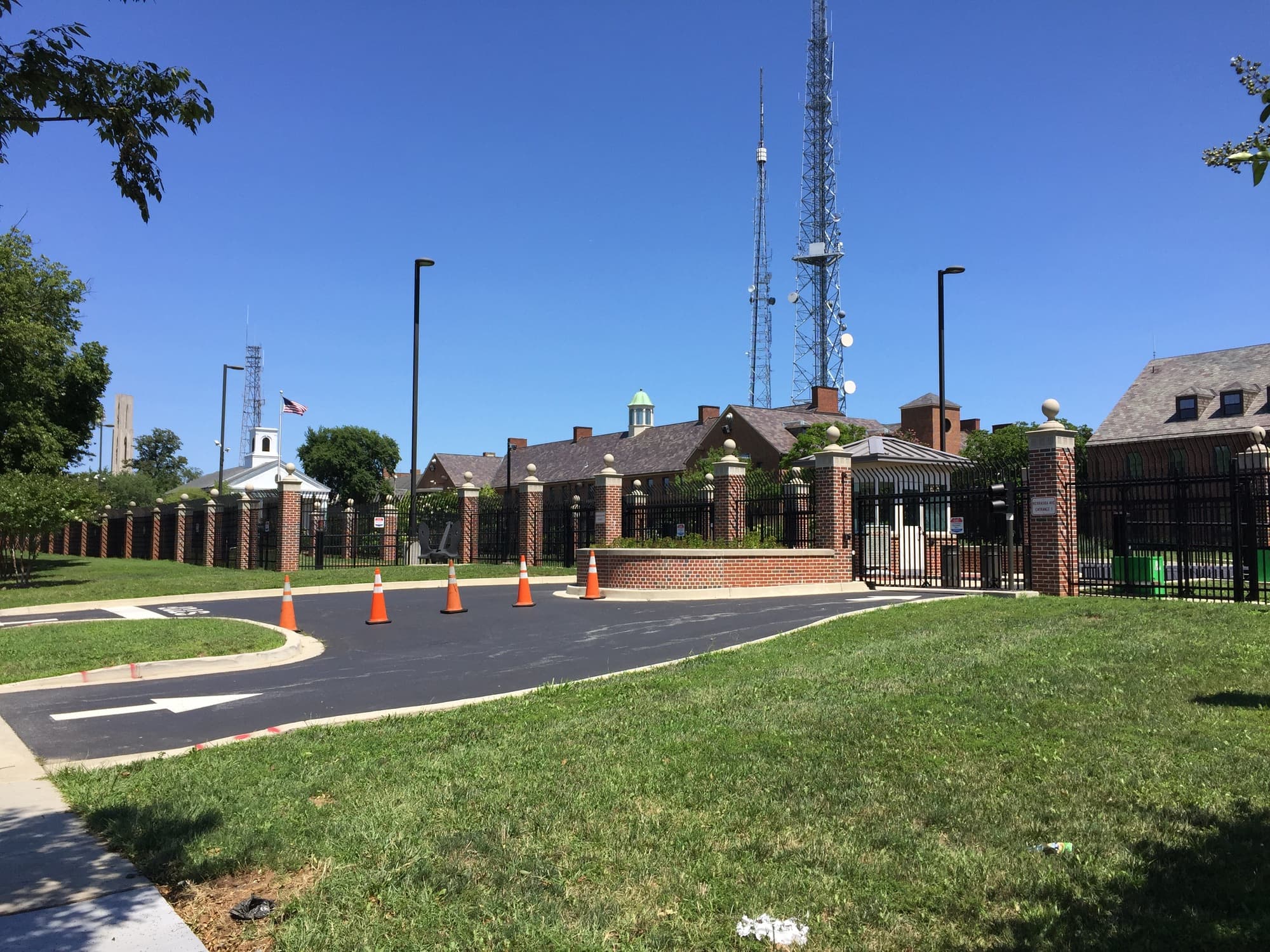 Una entrada segura y edificios de ladrillo del Complejo de Nebraska Avenue en Washington, D. C., fotografiados en 2017.