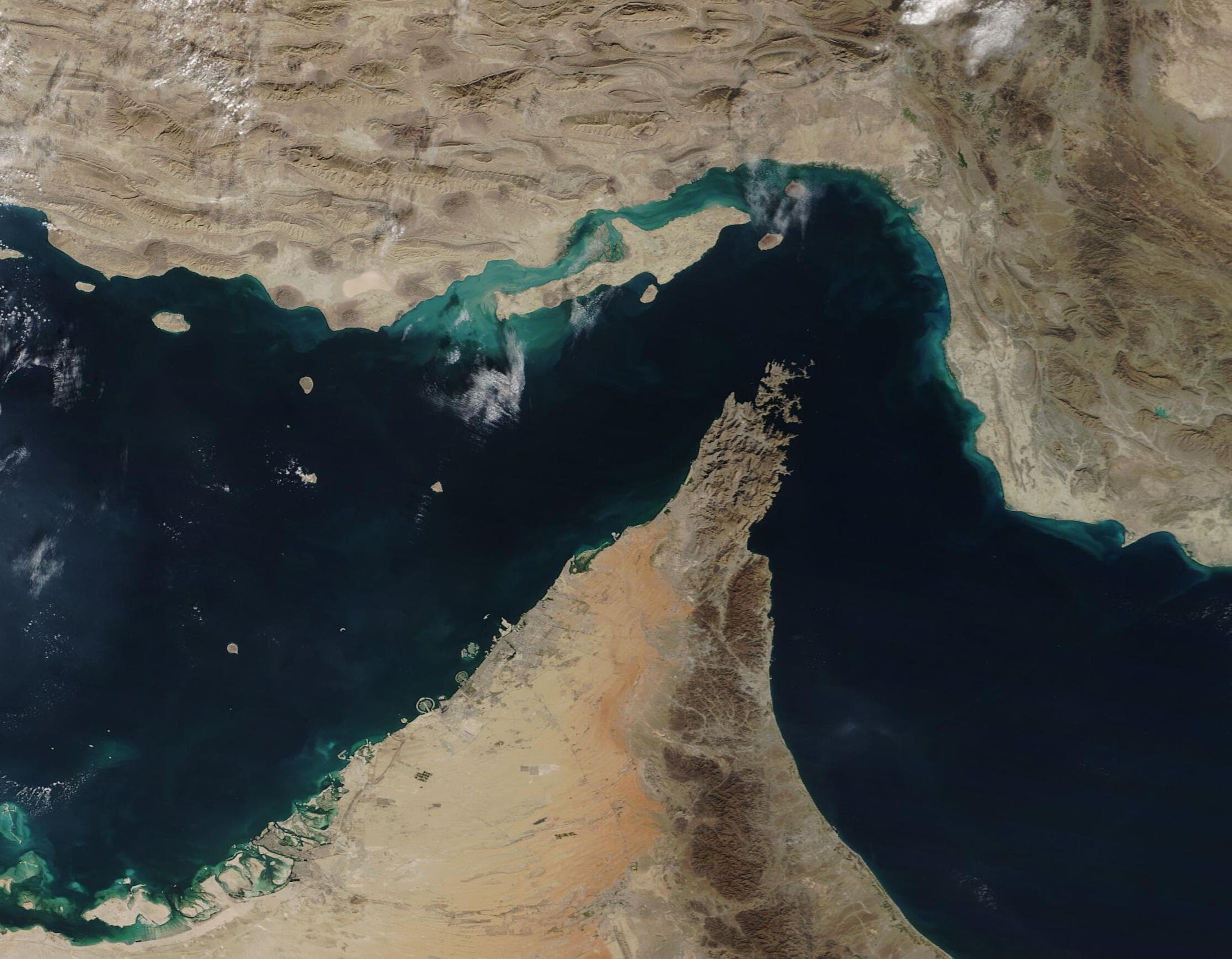 Imagen satelital en color natural de Terra/MODIS del estrecho de Ormuz, con Irán arriba y la península de Musandam abajo, tomada el 2 de diciembre de 2020.
