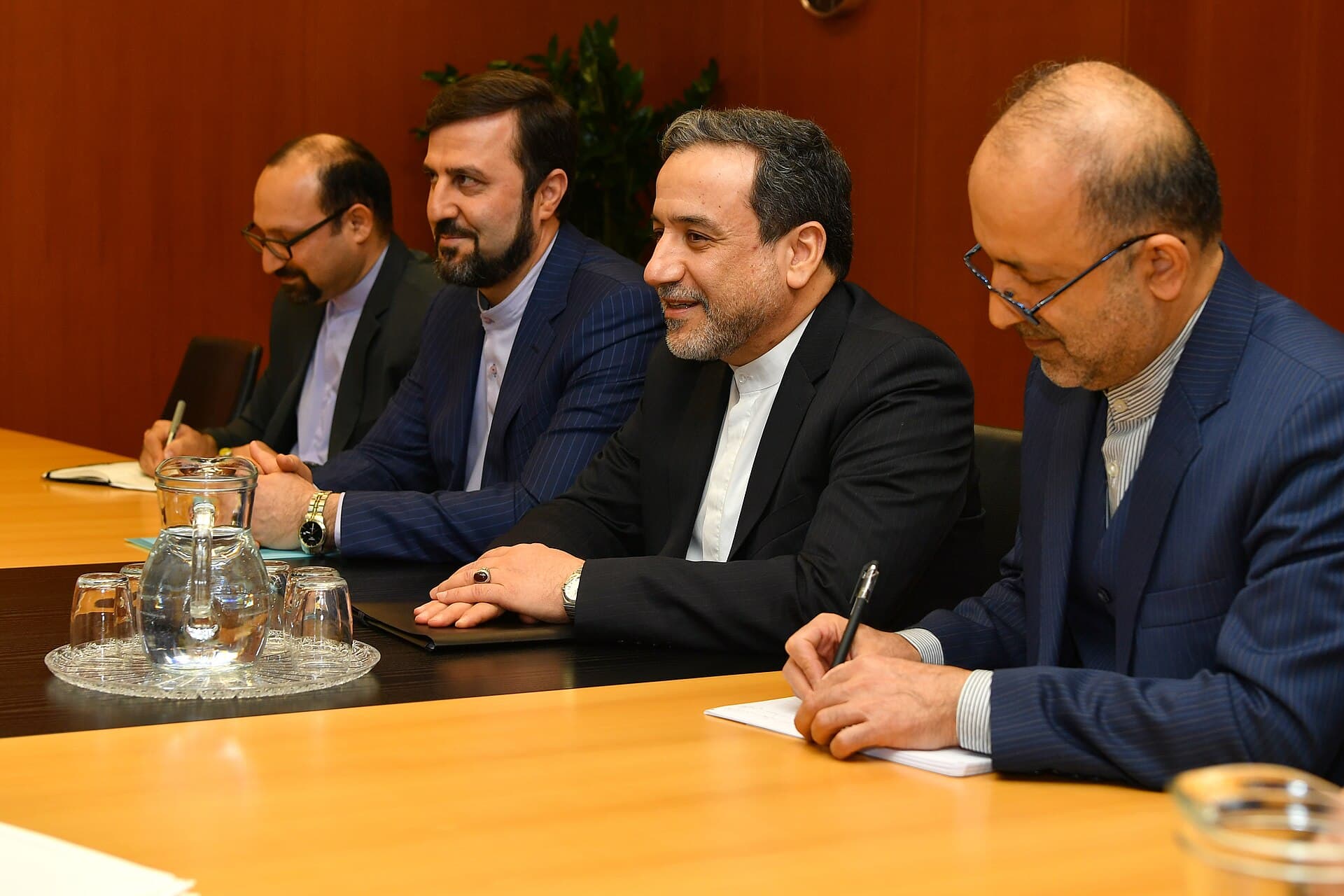 Abbas Araghchi sentado con una delegación iraní en una reunión del OIEA en Viena en enero de 2019.