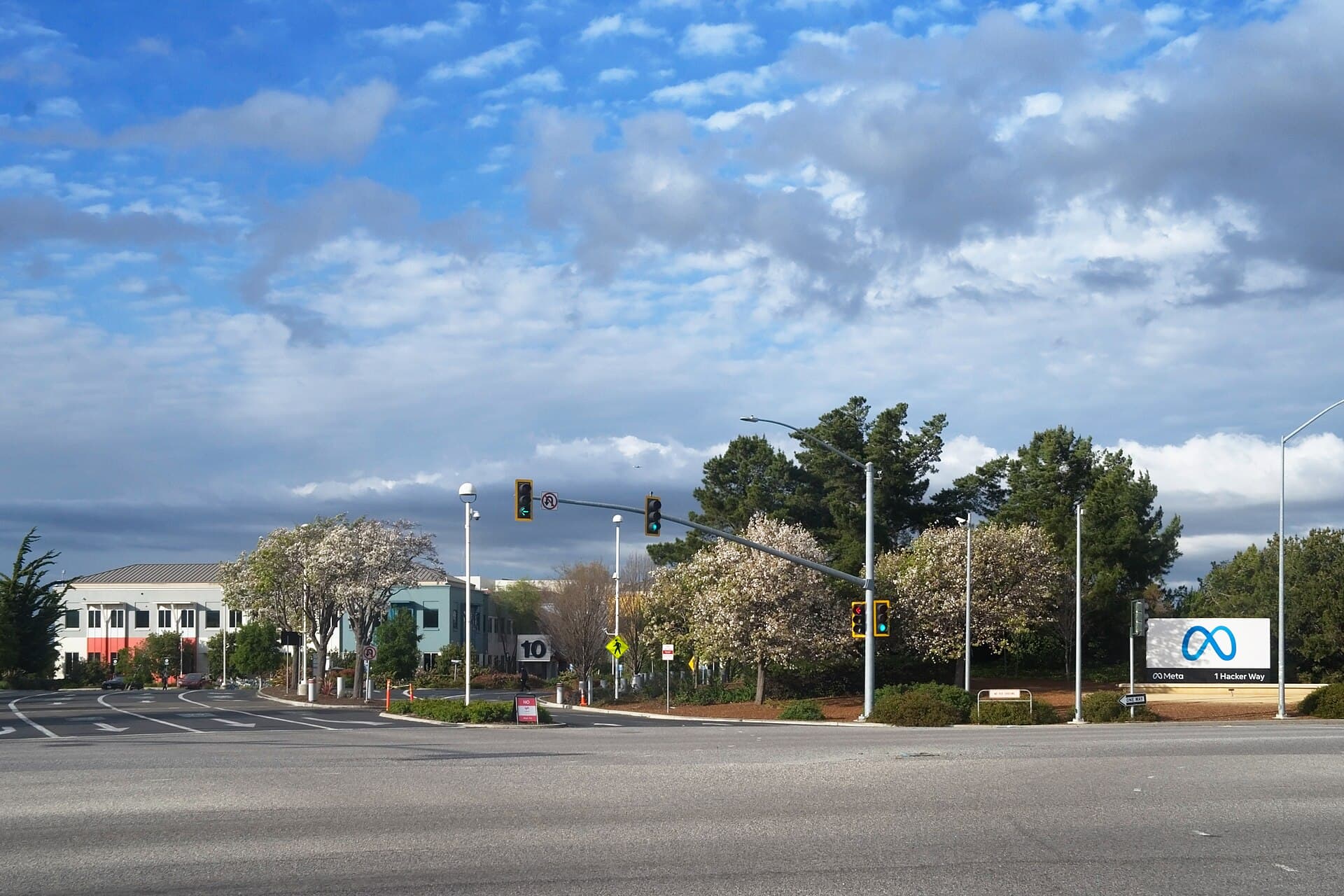 Entrada de la sede de Meta en Menlo Park, con el letrero de Meta a la derecha de la calle.