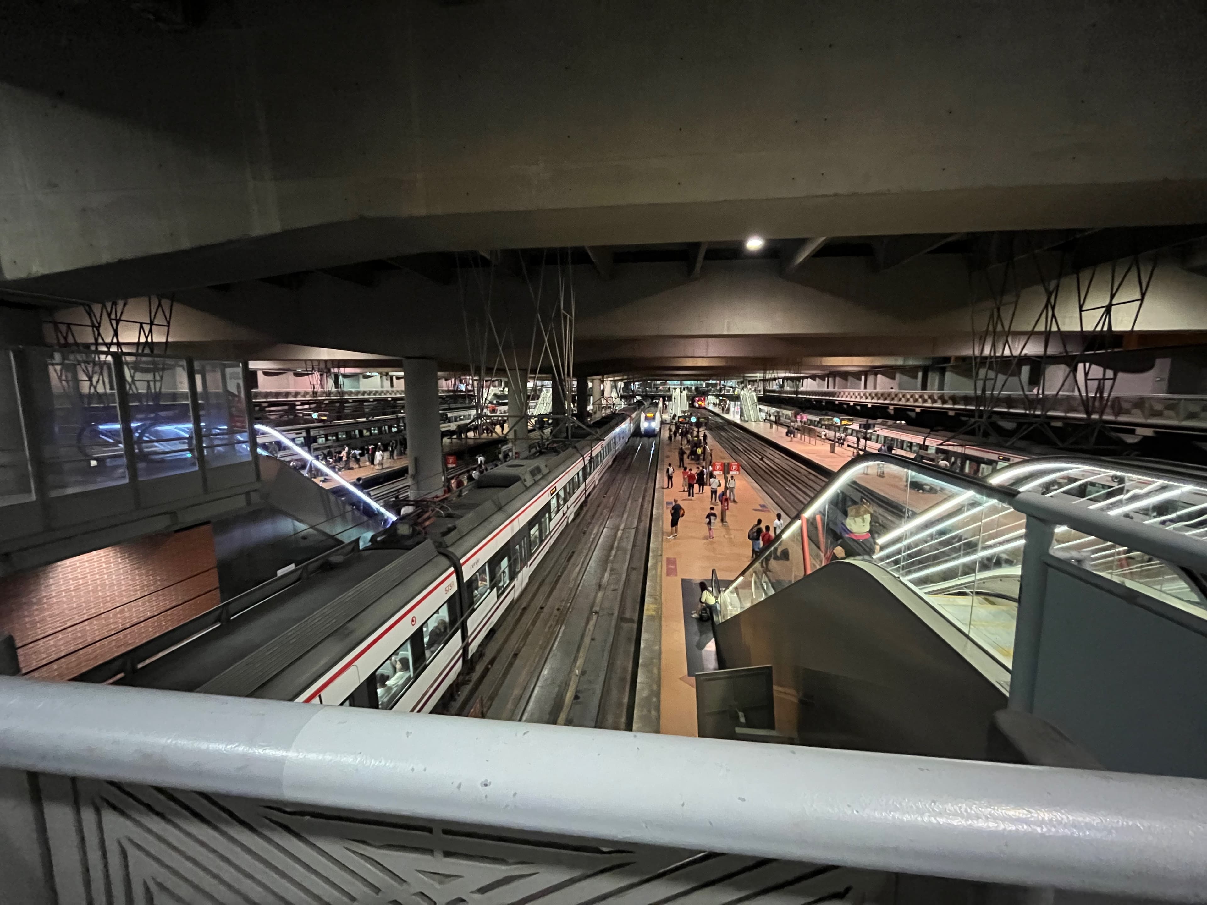 Un tren de Cercanías de Renfe y viajeros en Atocha-Cercanías, Madrid, vistos desde arriba en una fotografía del 28 de agosto de 2023.