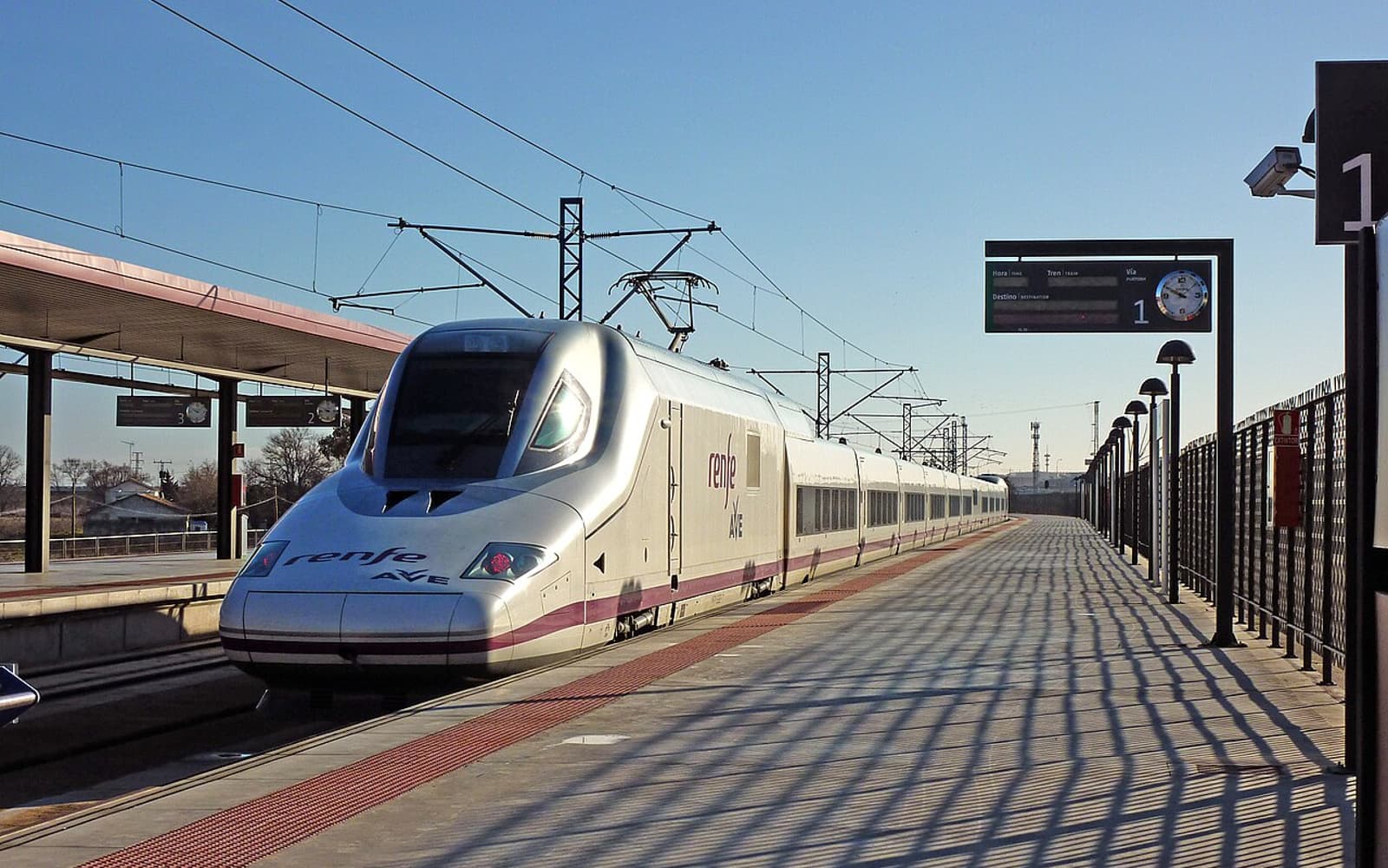 Tren AVE en la estación de Toledo en una fotografía de archivo; no es el tren ni el lugar del choque de Urda.