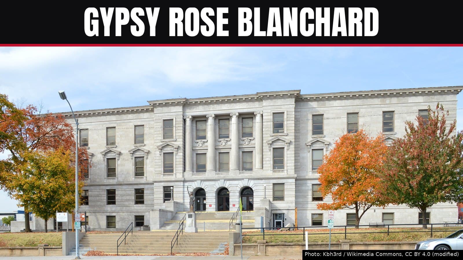 El palacio de justicia del condado de Greene, de piedra blanca, en Springfield, Misuri, con árboles otoñales, bajo un rótulo negro que dice Gypsy Rose Blanchard.