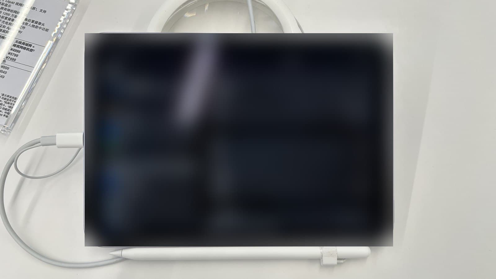 iPad mini de la generación anterior (el modelo de 2024) en una mesa de exhibición, con un lápiz y un cable, en una foto de archivo del 1 de noviembre de 2024. No es el nuevo iPad mini de 2026.
