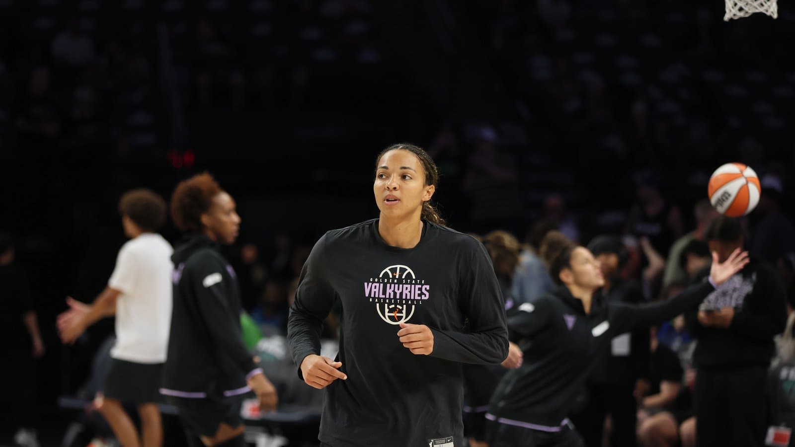 FOTO DE ARCHIVO: La pívot de las Golden State Valkyries Kiah Stokes, con una camiseta negra de calentamiento del equipo, trota en la cancha antes de un partido.