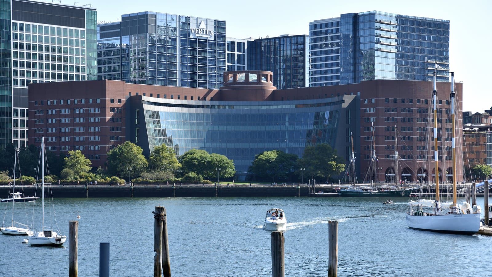 FOTO DE ARCHIVO: El edificio de ladrillo y vidrio del tribunal federal Moakley, frente al puerto de Boston, en un día despejado.