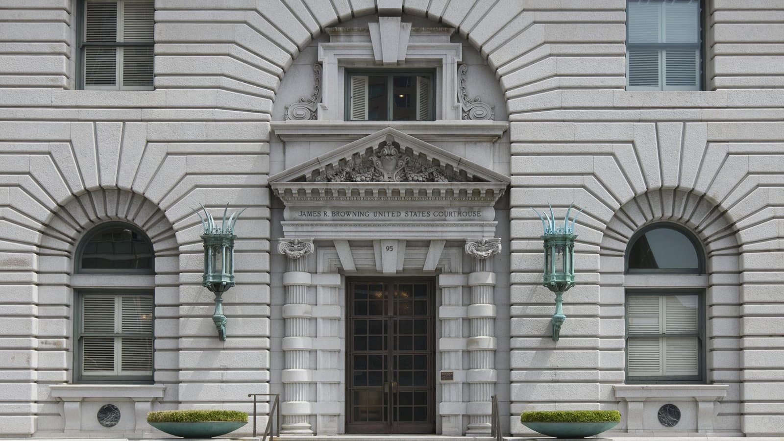 FOTO DE ARCHIVO: La entrada de piedra en arco del tribunal federal James R. Browning, en San Francisco, entre dos faroles verdes.
