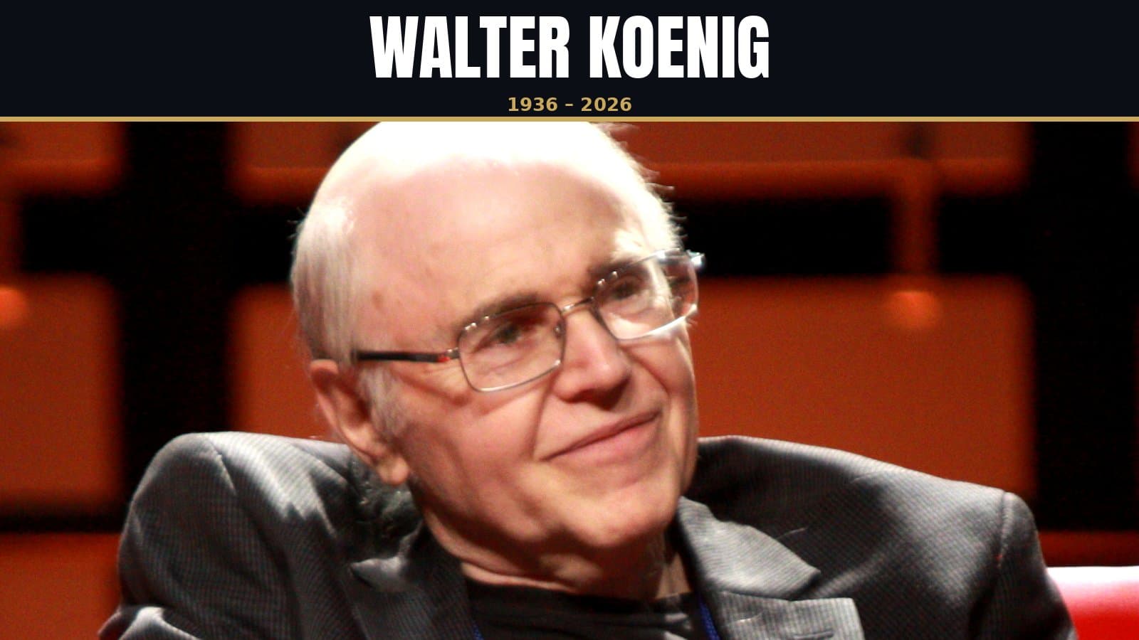 Walter Koenig, sonriente, con gafas y saco oscuro, en la Phoenix Comicon de 2013, bajo un rótulo que dice Walter Koenig 1936–2026.