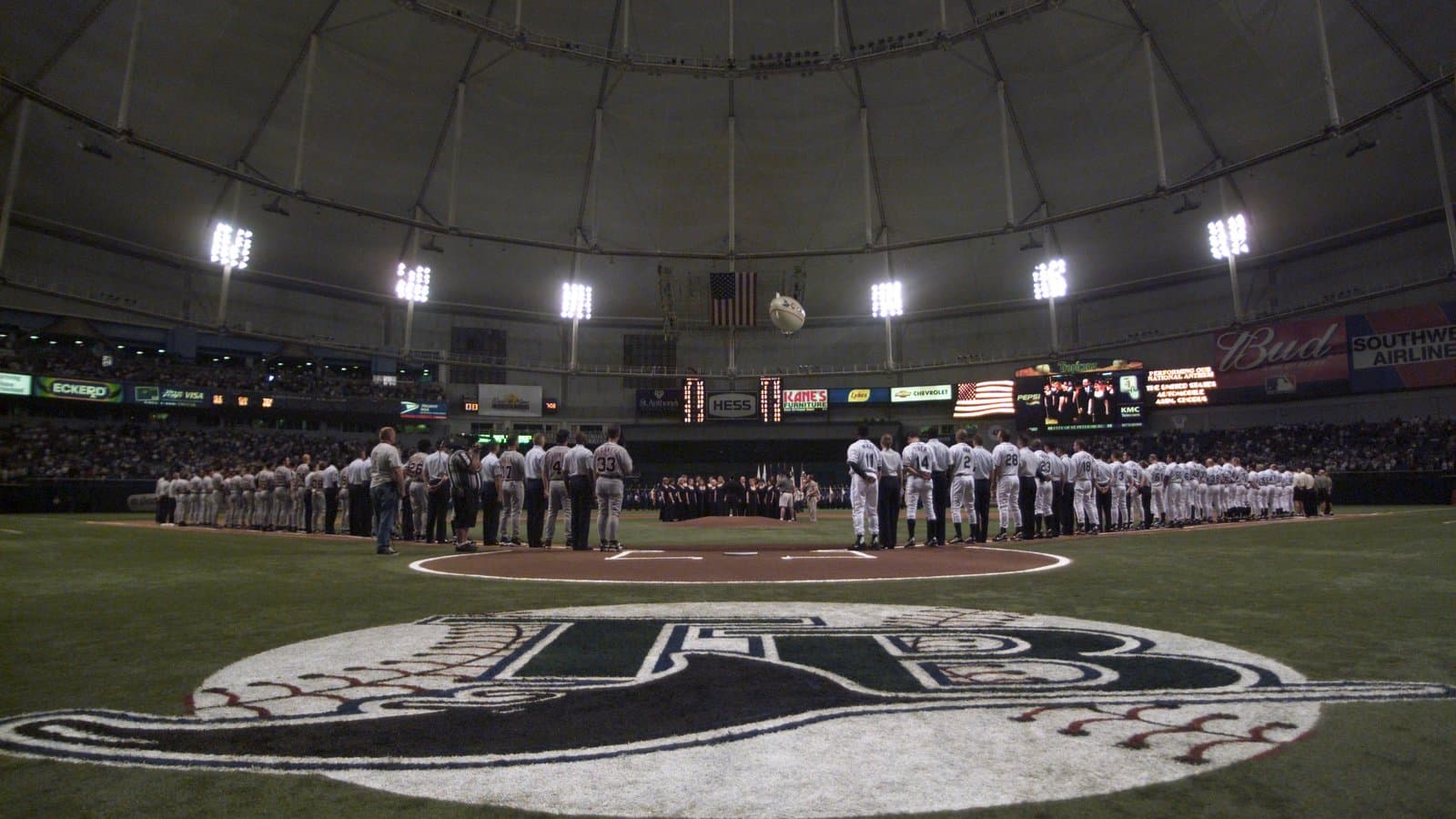 Jugadores en fila sobre el terreno dentro del Tropicana Field en St. Petersburg, Florida, el Día Inaugural de 2002.