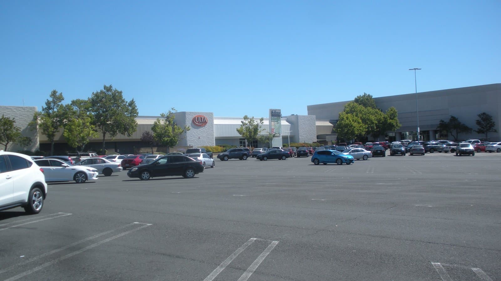 FOTO DE ARCHIVO: El exterior y el estacionamiento del centro comercial Solano Town Center en Fairfield, California.