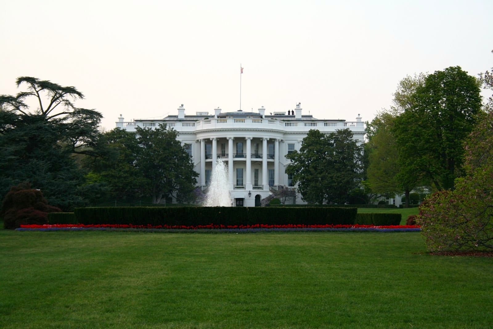 Archive view of the White House in April 2007; illustrative, not poll respondents or a current event.